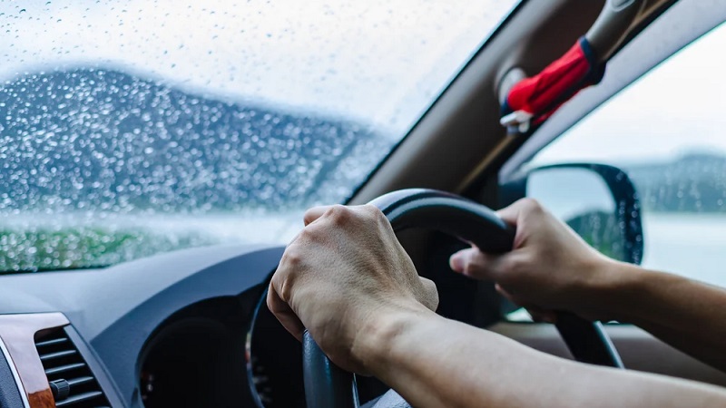 berkendara saat hujan, berkendara saat hujan deras, berkendara saat hujan petir, berkendaraan saat hujan, tips berkendara saat hujan, bahaya berkendara saat hujan, safety berkendara saat hujan, berkendara motor saat hujan, berkendara aman saat hujan, tips aman berkendara saat hujan, pada saat berkendara terjadi hujan abu akibat gunung meletus, aman berkendara saat musim hujan, cara berkendara aman saat hujan, saat cuaca hujan berkendara harus melaju dengan, saat berkendara menggunakan mobil pada cuaca hujan, cara berkendara motor saat hujan, berkendara saat hujan, hati hati berkendara saat hujan